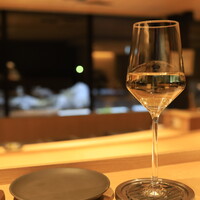 移り住みたくなる宿 イミグレ - グラスの白