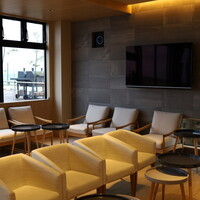 移り住みたくなる宿 イミグレ - ダイニング横のラウンジ