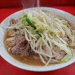 ラーメン二郎 - 小ラーメン。ほぐし豚がチラ見