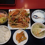 Fukutai Shuka - ニラレバ定食809円