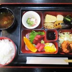 かみ谷 - ランチ・割子弁当（煮物・刺身・唐揚げ）990円（税込）。　　　　　2020.01.19