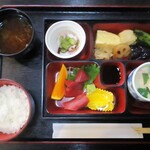 かみ谷 - ランチ・茶碗蒸し弁当（煮物・刺身・茶碗蒸し）990円（税込）。　　　　　2020.01.19