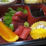 かみ谷 - ランチ・割子弁当990円（以下 税込）or 茶碗蒸し弁当 990円の 刺身。　　　　　2020.01.19