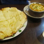 インドネパール料理 アグニ - チーズナンとチキンカレー