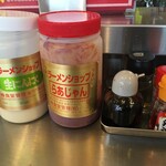 ラーメンショップ椿 - カウンター上調味料