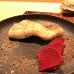鮨 龍いち - クエの塩焼き 紅くるり大根の酢漬け
