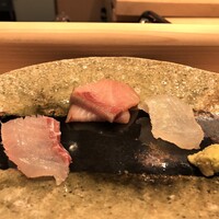 鮨 龍いち - お造り三種　左：徳島産キジハタ　中：氷見のブリ　右：青森産ヒラメ