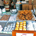 Nishimura Kansendou - 店頭に並ぶ和菓子 ＆ ドーナツ