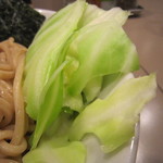 つけ麺 五ノ神製作所 - パリッとした食感を残し、そのまま食べても甘くて美味しいキャベツです。