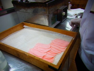 清月堂 - 次々焼きあがる桜餅の生地