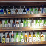 ぽんしゅ館 - 店内も日本酒の瓶がずらりと並んでおります。