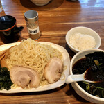 匠屋 - 麺と真っ黒い汁