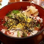 海鮮丼は御飯と刺身が２段になってます