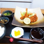カフェ エニシ - 大きなお皿。萬古焼？