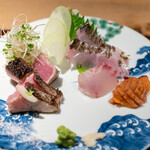 座屋 - お造り（ハガツオ藁焼き、太刀魚焼き霜、イサキ、赤貝、赤貝のヒモ）