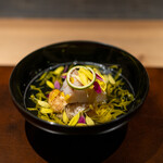 座屋 - クエ（魚体4kg）と地物弘岡かぶと焼き松茸のお椀（あしらいに菊の花、吸い口に酢橘の皮）