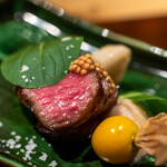 座屋 - 2019.11 地物黒毛和牛ミスジ炭火焼き 弘岡かぶの皮をソテーしてからすり流しに 食用ほおずき