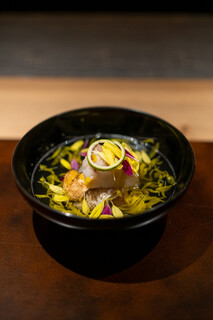 Izariya - クエ（魚体4kg）と地物弘岡かぶと焼き松茸のお椀（あしらいに菊の花、吸い口に酢橘の皮）