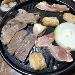 千歳屋 - 煙の出にくいコンロで焼きます