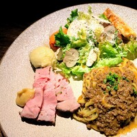 ビストロ ハマイフ - サラダの右上に公式Instagramでも紹介されていた「ワインと楽しむチーズをふんだんに使ったフォカッチャ」も添えられていました。https://bistrohamaif.amebaownd.com/posts/7625705