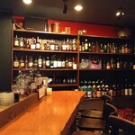 Bar キャッツ - 壁際にお酒の棚が