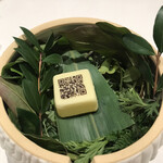 タカヤマ - オープニングのQRコードが書かれた
      キューブの中は、驚きの柚子と生姜の
      ジュース♬