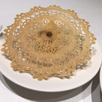 タカヤマ - レース編みでできたかのような、パリパリ食感の
      下には…