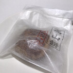 タカヤマ - 月餅をイメージされたお料理♬
      中は…