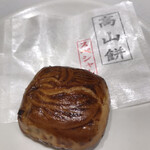 タカヤマ - 中は…たことセロリのトマトソース✨
      なんて手の込んだお食事系月餅ですこと。