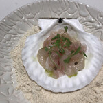 タカヤマ - 燻製ホタテと自家製スペック バジルのつぼみも
      味のアクセントに。