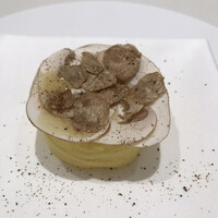タカヤマ - キノコのロールケーキ 発酵椎茸のパウダー♬
                    白トリュフの香りが際立ち、柔らかで優しい
                    甘みのロールケーキと相性抜群。
                    素晴らしいお料理になっています。