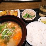 大衆食堂フクロウ - 韓国風豚汁、御新香とご飯はセットです　小鉢２品取ってみました