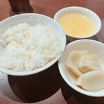 陳家私菜 - 3個までokセルフサービス水餃子、ランチセットの中華スープとご飯