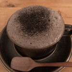 喫茶 アメノコヤネ - ドリンク写真:大人のココア780円。運ばれてきた時にすごくいい香りがした。上のアワアワは甘さが皆無でびっくり！ココアは甘味はあるけど控えめなので混ぜるとほんと大人のーって感じ。珍しいココア。