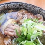 いずみ食堂 - 美味しい鴨肉と程良い脂が浮かんだ透明な汁