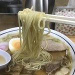 Chuukasoba Fujiya - 麺は細ウェイブ麺。柔めで優しい食べ心地。