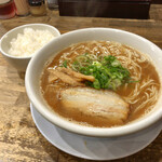 Shinwakayamaramembariuma - ラーメンとライス到着。