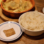 餃子とスパークリング バブルス - 波へいのオデン出汁で炊いたご飯