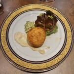 ル ボークープ - エスカルゴバターを包み込んだ自家製干鱈のブランダードのコロッケ
