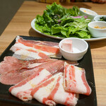 kokusanyasaitoyakinikutabehoudaiyakinikumakijirou - お肉3種類(牛肉・豚タン・豚肉)と巻き野菜盛り。
