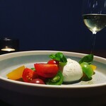 ペルオラ - 料理写真:三須トマトとイタリア産ボッコンチーノカプレーゼ