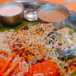 Spice&Dining KALA - 右奥のマトンと合わせて作ったスープとのことです。
      隊長も言われてたけど、これかけると突き抜けてきます(>_<)
      思い出すだけでヤバい♡