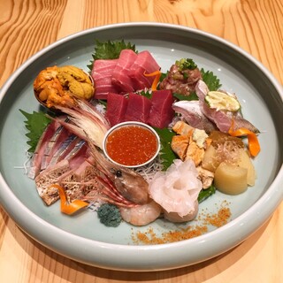新鮮魚介の食感と旨味を堪能できる盛り合わせは、注文必至の逸品