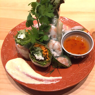 海鮮を中心に、新鮮かつ旬の食材だけを厳選。多様な料理に誂える