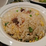 中国レストラン 雪園 - いやぁー、参ります。美味しくて美味しくて参ります。パラパラチャーハンへのこだわりはありませんが、このチャーハンは本当にパラパラです。口中での良い感覚、口障(くちざわ)り、噛み応えが幸せです。すごっ！