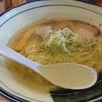 翔鶴 - 愛しの塩らあめん、ありがたいなー、ほんと。自然と、こう、顔を近づけていっちゃうんだな。あー良い匂い、鶏の旨味の匂い、深くて美味ーい匂い、甘みを感じさせる良い匂い。