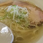 翔鶴 - レンゲですくって、透き通ったスープを観賞します。ここでは観賞だけです。素早く、スープ、麺、チャーシュー、支那竹、刻みねぎと、すべての役者さんを観賞してから、軽く一礼して麺からいきます。んー、美味い！