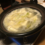 酒肴 新屋敷 - ♪熱々の湯豆腐がお出迎え…