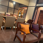 THE FUNATSUYA - 席に案内される前は控えの間で一時待機。この少しの待ち時間が不思議と好ましく思えます