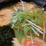 らーめん　心道 - 「潮菜ラーメン」〔塩・手打ち麺〕接写。『らーめん 心道』の全メニューの中、私の一番のお気に入りは「潮菜ラーメン」（塩味）である。先の「鶏豚ラーメン」を戴くタイミングでなければ、大抵の場合、ほぼ必ず注文するメニューと言っていい。